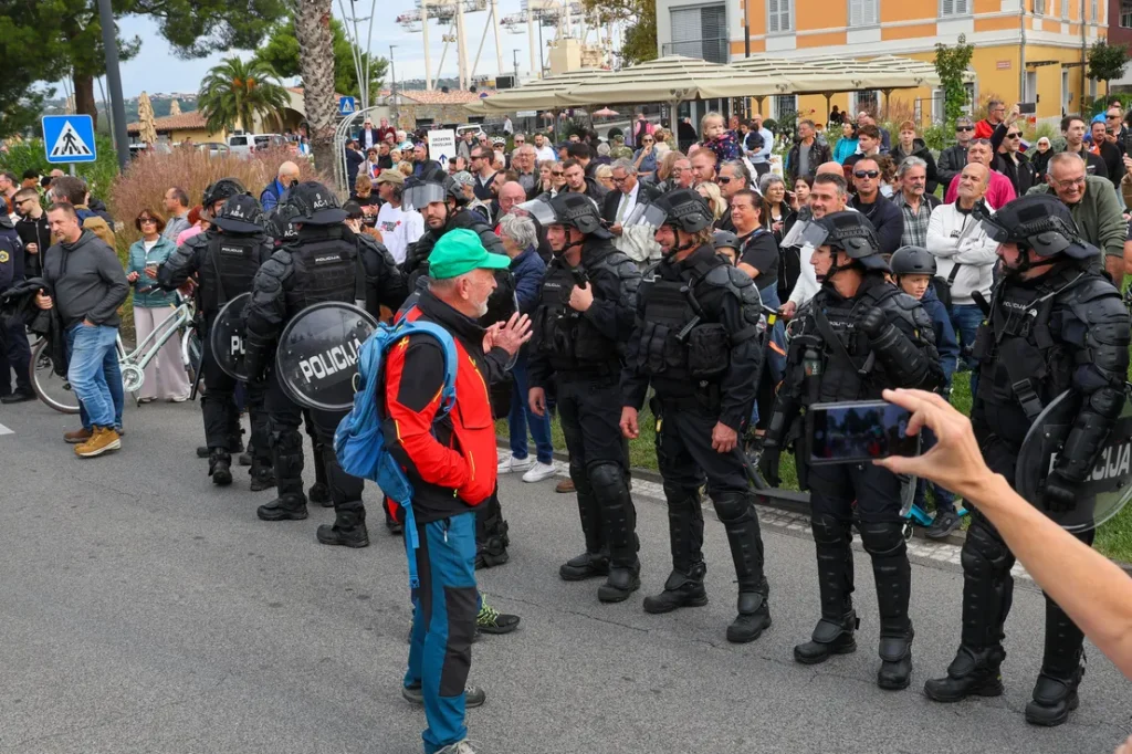 JANŠEV GOVOR PREKINILI PROTESTNI VZKLIKI! PREMIER PRED MNOŽICO SPREGOVORIL O VELIKIH ZMOTAH – Poglejte, kaj se je dogajalo v Kopru! (VIDEO)