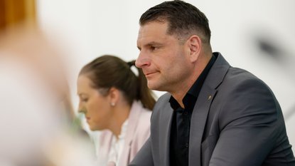 NOVO RAZKRITJE V AFERI STEVANOVIĆ! NA DAN PRIŠLA PRETEKLOST SKRIVNOSTNEGA DONATORJA IZ BIH – POVEZAVE SEGajo V SAM VRH POLITIKE! POGLEJTE, KAJ JE RAZKRIL PREISKOVALNI NOVINAR!