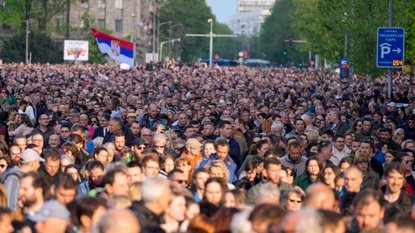 POLITIČNA DRAMA V BEOGRADU! BRNABIĆEVA OPOZARJA NA ARETACIJO VUČIĆA, ODSTOPILA PA JE TUDI DIREKTORICA RTS – POGLEJTE, KAJ SE DOGAJA PO VOLITVAH!