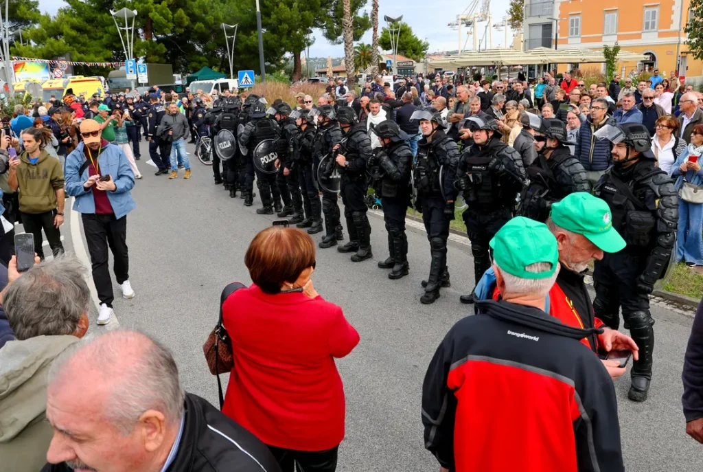 JANŠEV GOVOR PREKINILI PROTESTNI VZKLIKI! PREMIER PRED MNOŽICO SPREGOVORIL O VELIKIH ZMOTAH – Poglejte, kaj se je dogajalo v Kopru! (VIDEO)