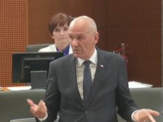 FOTO: Jeste li vidjeli što se pojavilo uz Janševo ime u Narodnoj skupštini? Nataša Sukič skočila je u zrak: “Nikad prije viđeno!”