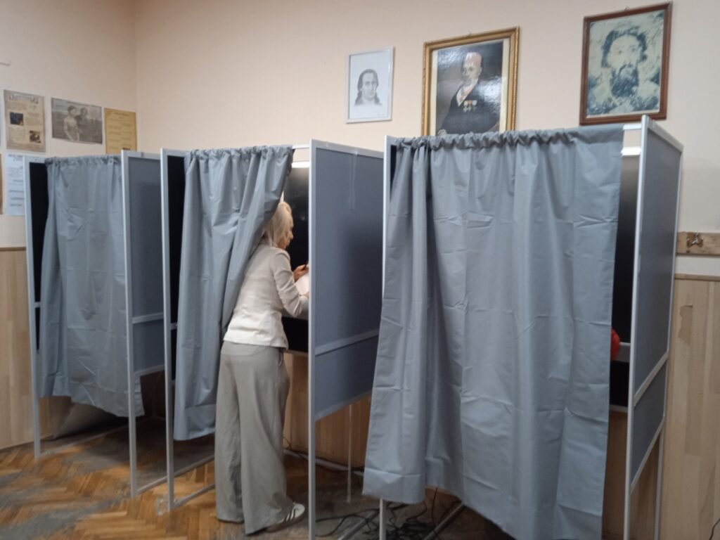 IZBORI U SRBIJI POD LUPOM! CRTA OBJAVILA PODATKE KOJI OTVARAJU OZBILJNA PITANJA – POGLEDAJTE ŠTA VUČIĆ RADI NA BIRAČKIM MESTIMA