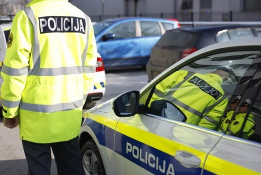 GROZA: Poglejte kaj je učiteljica na slovenski šoli storila učencu – Otrok je na urgenci – Posredovala je policija