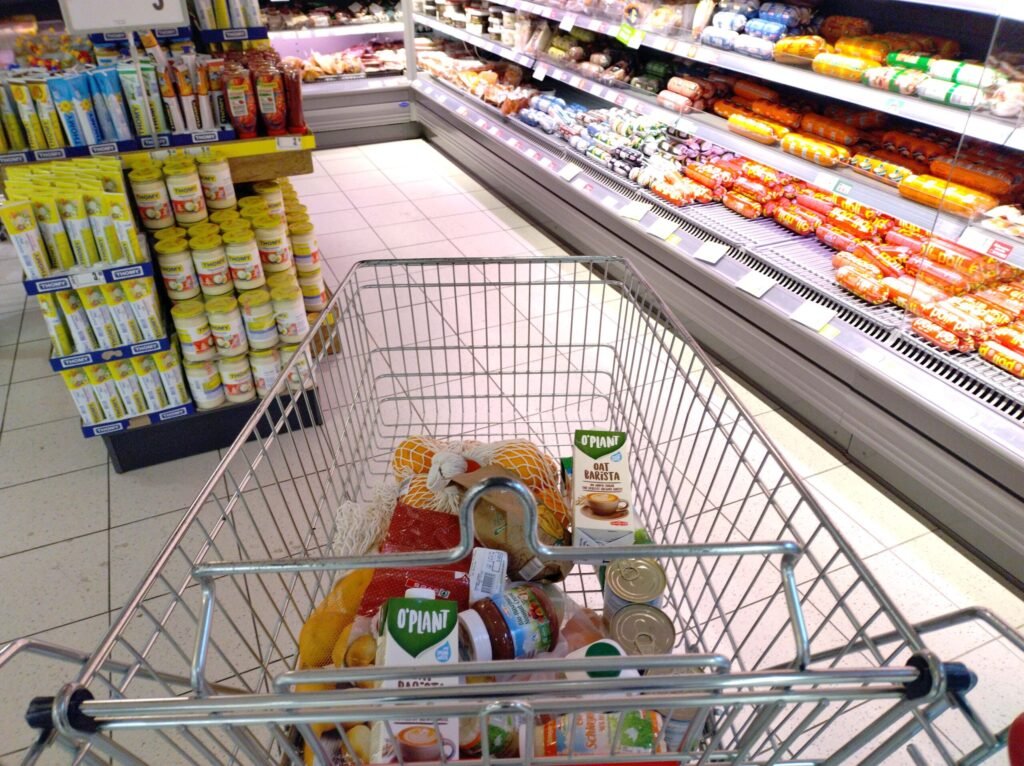 SLOVENCE ČAKAJO NOVI IZZIVI! DANES OBJAVLJENI PODATKI RAZKRIVAJO, KAJ SE DOGAJA S CENAMI – ENA SKUPINA STROŠKOV ŠE POSEBEJ IZSTOPA!