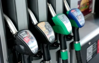 Cenejšega goriva ne bo: Poslanci so glasovali proti – Poglejte, kdo je bil proti…